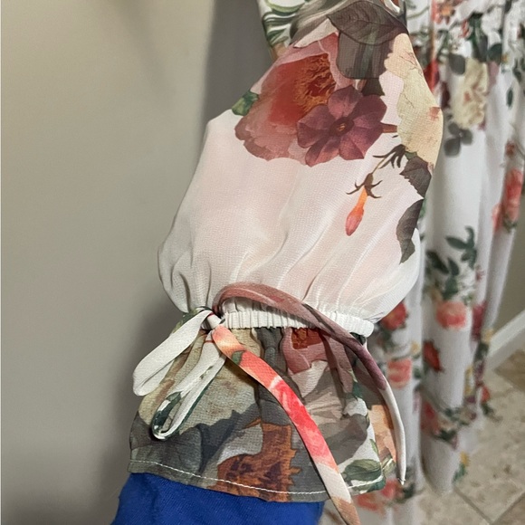 Great dress, has flowers and chest piece - Picture 3 of 6